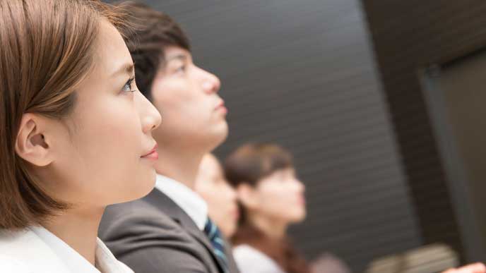 入社式に参加する社員達