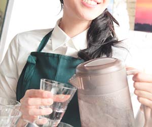 サービス業で給仕する女性