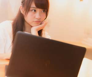 キ－ボードを使う女性の手