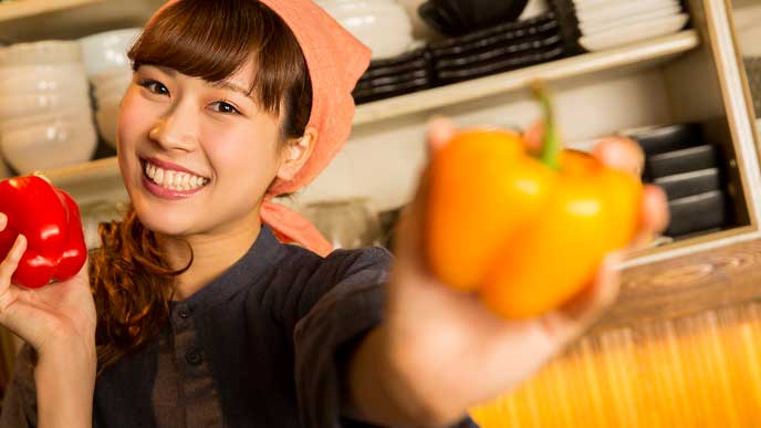 飲食店のバイトで笑顔の女性