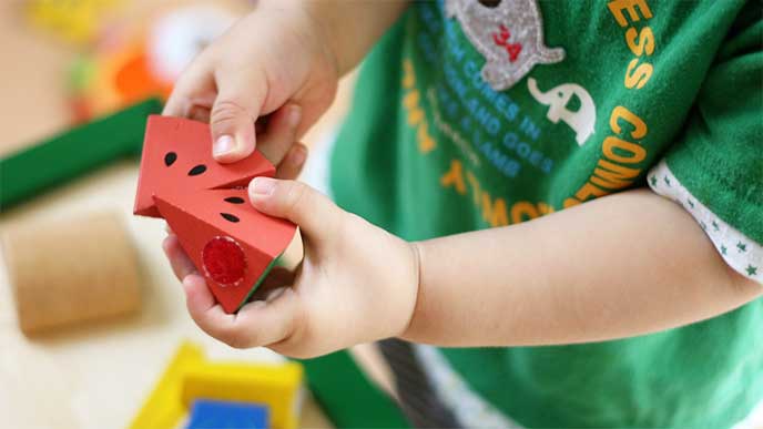 保育園でおもちゃで遊んでる男の子