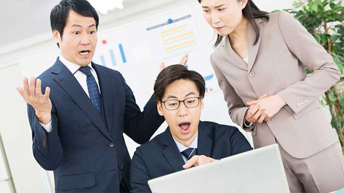 上司に怒られてるパソコンを操作してる男性社員