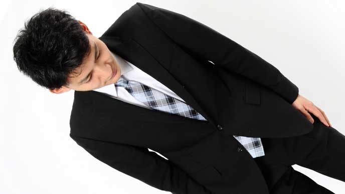 謝罪してるスーツを着た男性