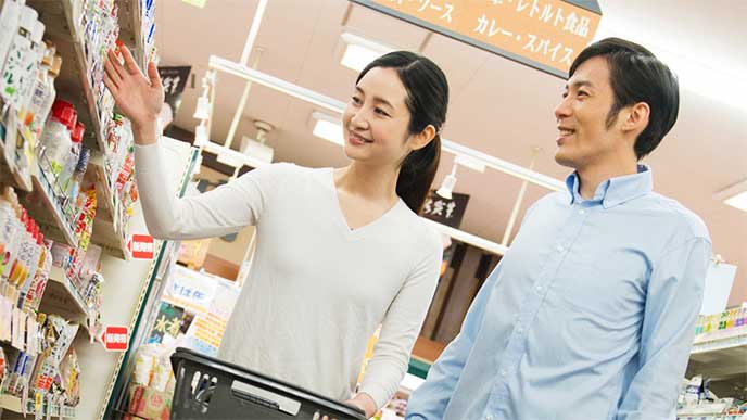 買い物をしてる夫婦