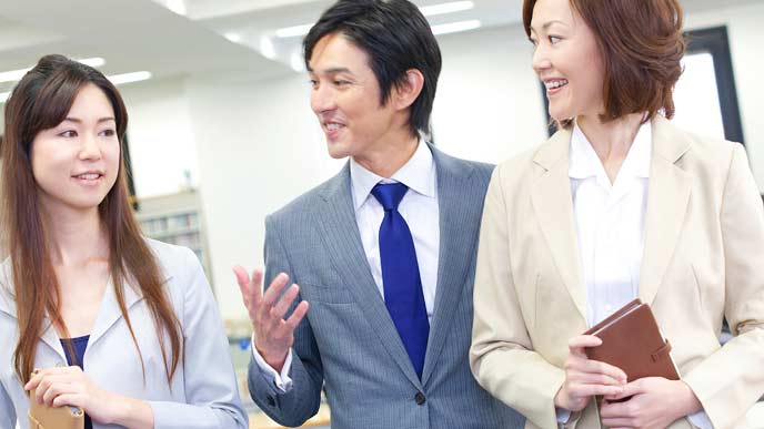 部下に話しかける上司