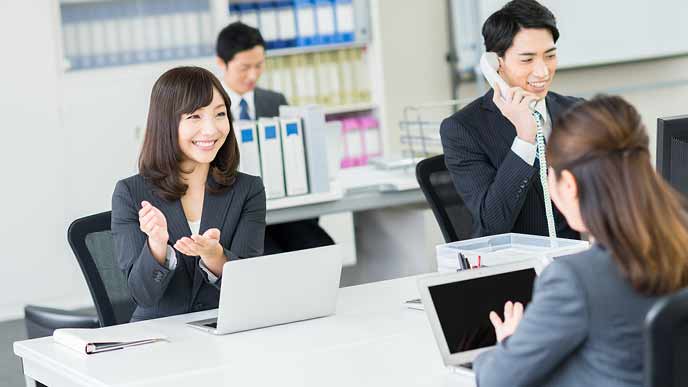 部下の表情を見る上司