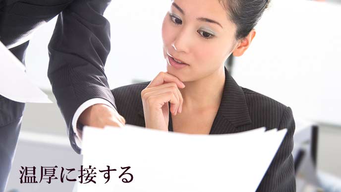 部下の女性に穏やかに指示する上司