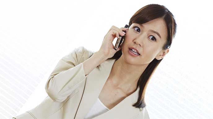 電話で早退することを伝えてるOK