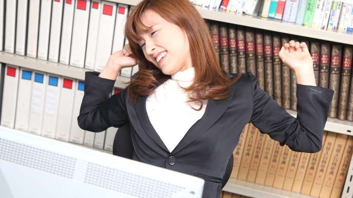 背伸びをする女性社員
