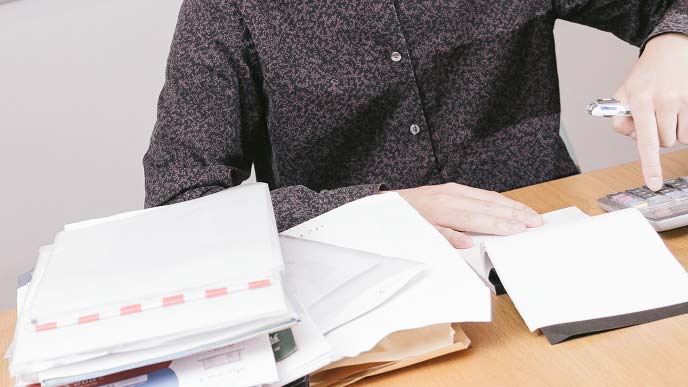 領収書を整理する男性
