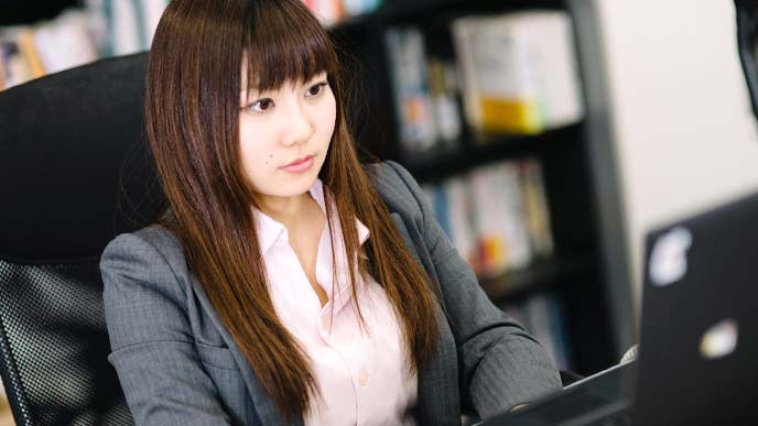 デスクワークにはげむ女性社員