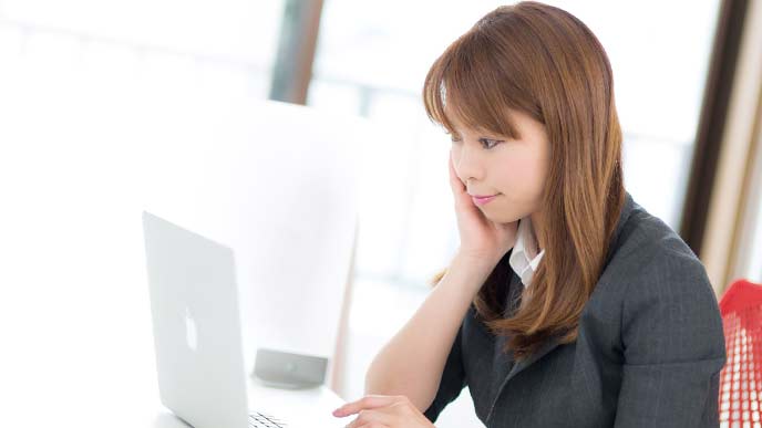 モニターを見ながら仕事をする女性