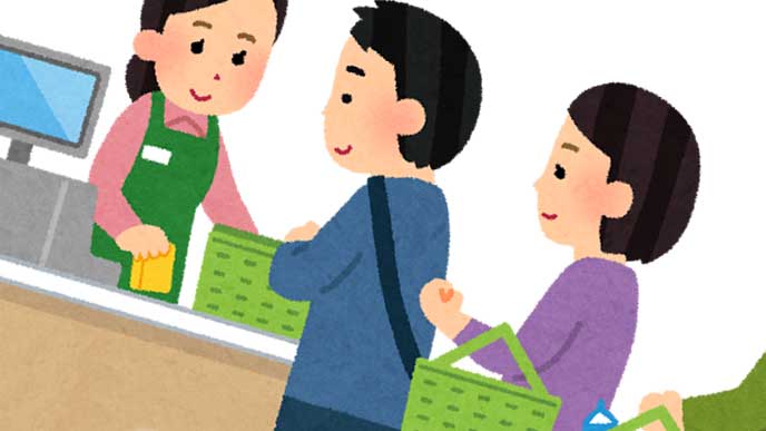 スーパーのレジに並んでいる女性