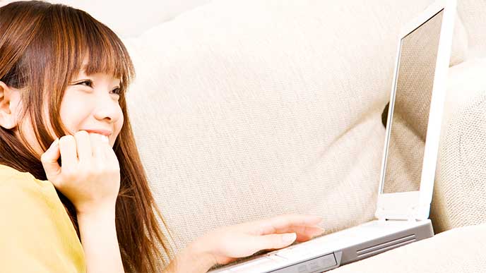 笑顔でパソコンを操作してる女性