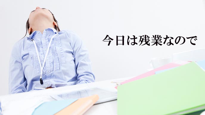 残業する女性社員
