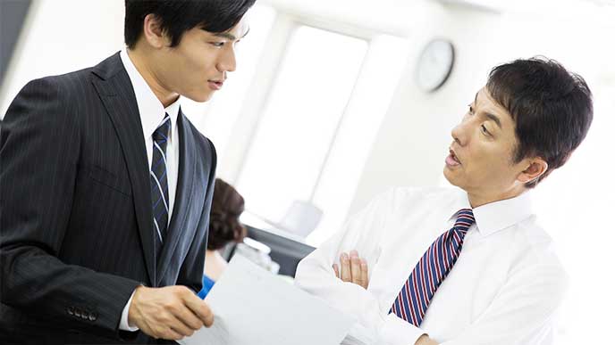 相談しあってるビジネスマン