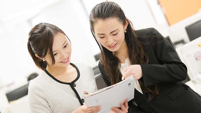 メンターに相談してる女性社員
