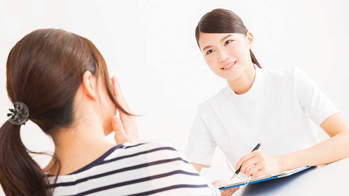カウンセリングを受けている女性