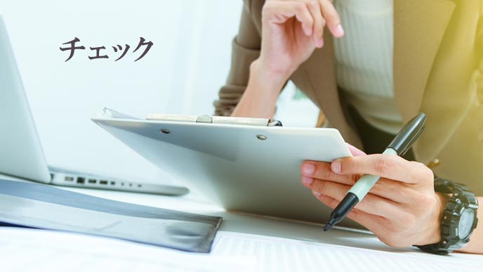 仕事のチェックをする女性