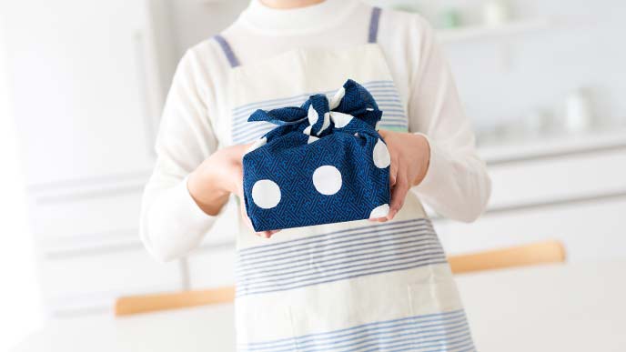 お弁当を手に持つお母さん