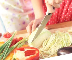 お弁当用の料理の仕込をする女性