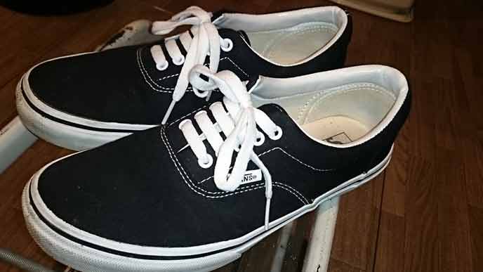 黒いスニーカーVANS