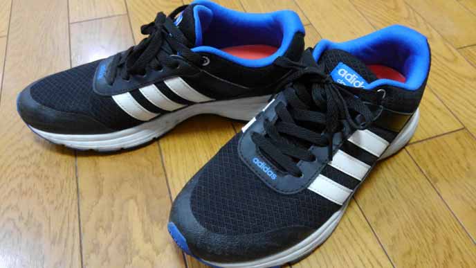 黒いスニーカーアディダス