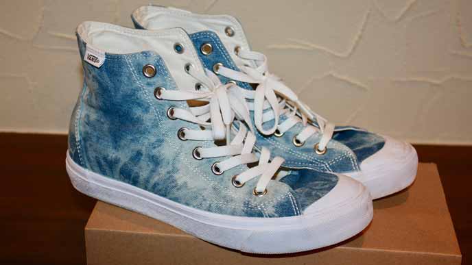 デニム地のスニーカーVANS