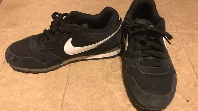 黒いスニーカー　ナイキ