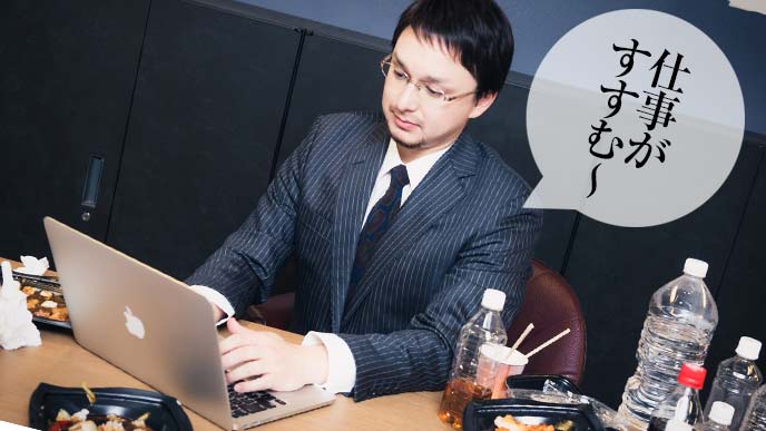 お菓子や飲み物を飲みながら仕事をする社員