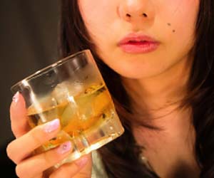 お酒を飲んでいる女性