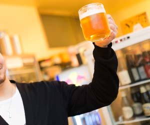 乾杯コールをする体育系男性