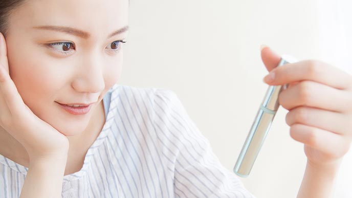 化粧品を手に取る女性