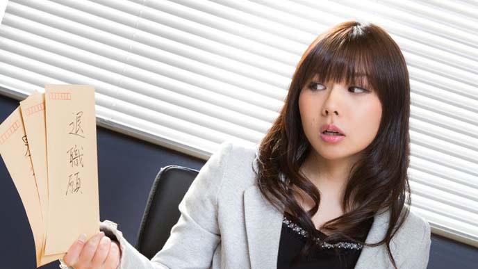 退職願を持つ女性社員