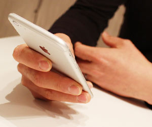 スマホでニュースをチェック