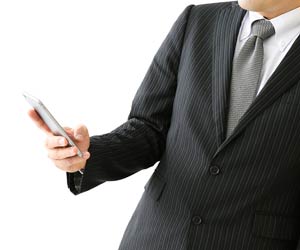 スマホでニュースチェックするビジネスマン