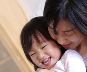 子供を抱っこする母親