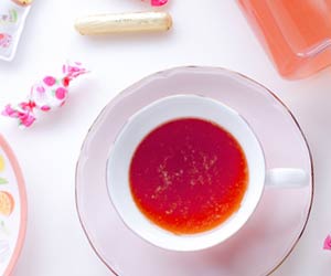 デスクの上の紅茶とお菓子