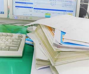 デスクに積まれたファイリング