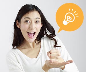 手を打って思いつく女性