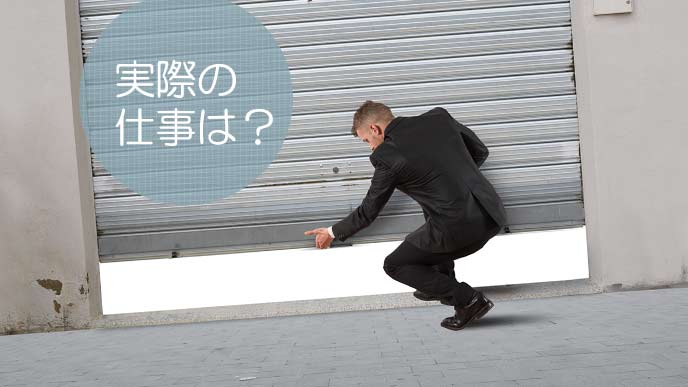 シャッターを開けるビジネスマン