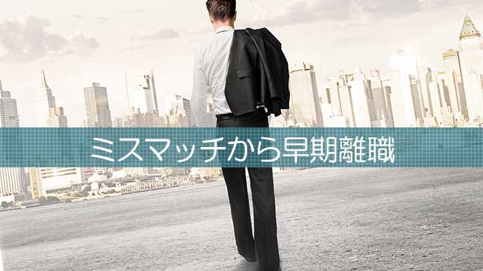 ビジネス街に向かって一人歩くビジネスマン