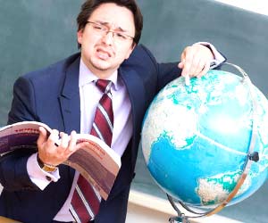 地球儀を指差しながら説明する講師