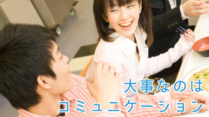 社員食堂でランチを食べている会社員達