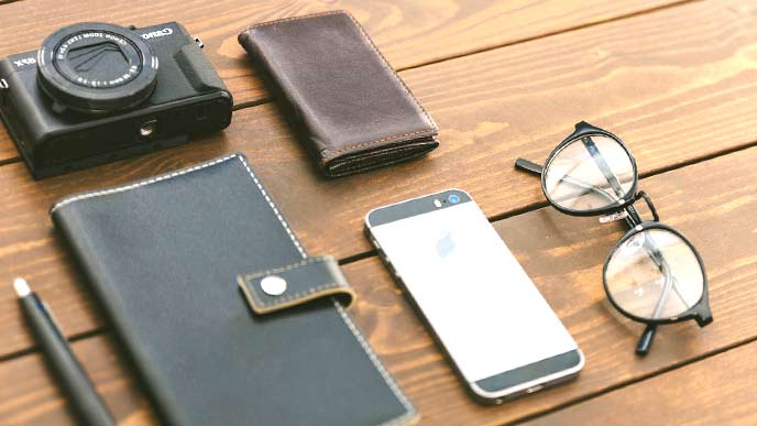 名刺手帳とメガネなど