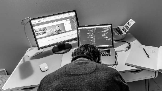 パソコンのキーボードの上で眠る男性社員