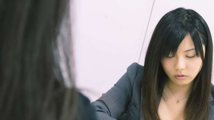 会議室で昼寝をする女性会社員