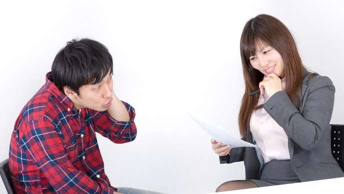 男性上司と会話する女性社員