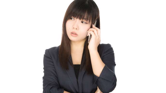電話で話している女性社員