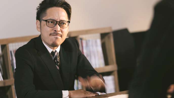 激怒している男性上司